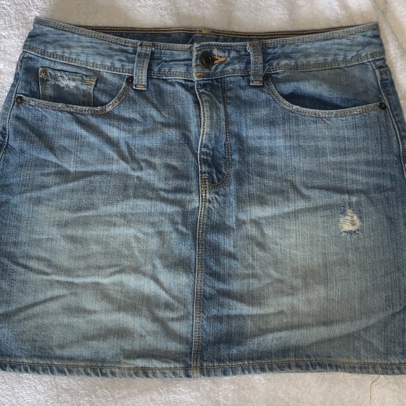 GAP women's deconstructed light fade denim skirt - Picture 3 of 3